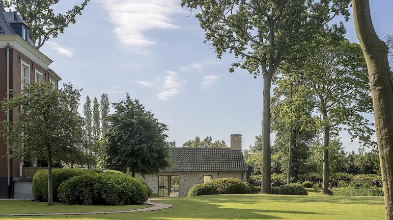 Grünes Grundstück des privaten Schlosses mit Parkplätzen zwischen Knokke und Brügge